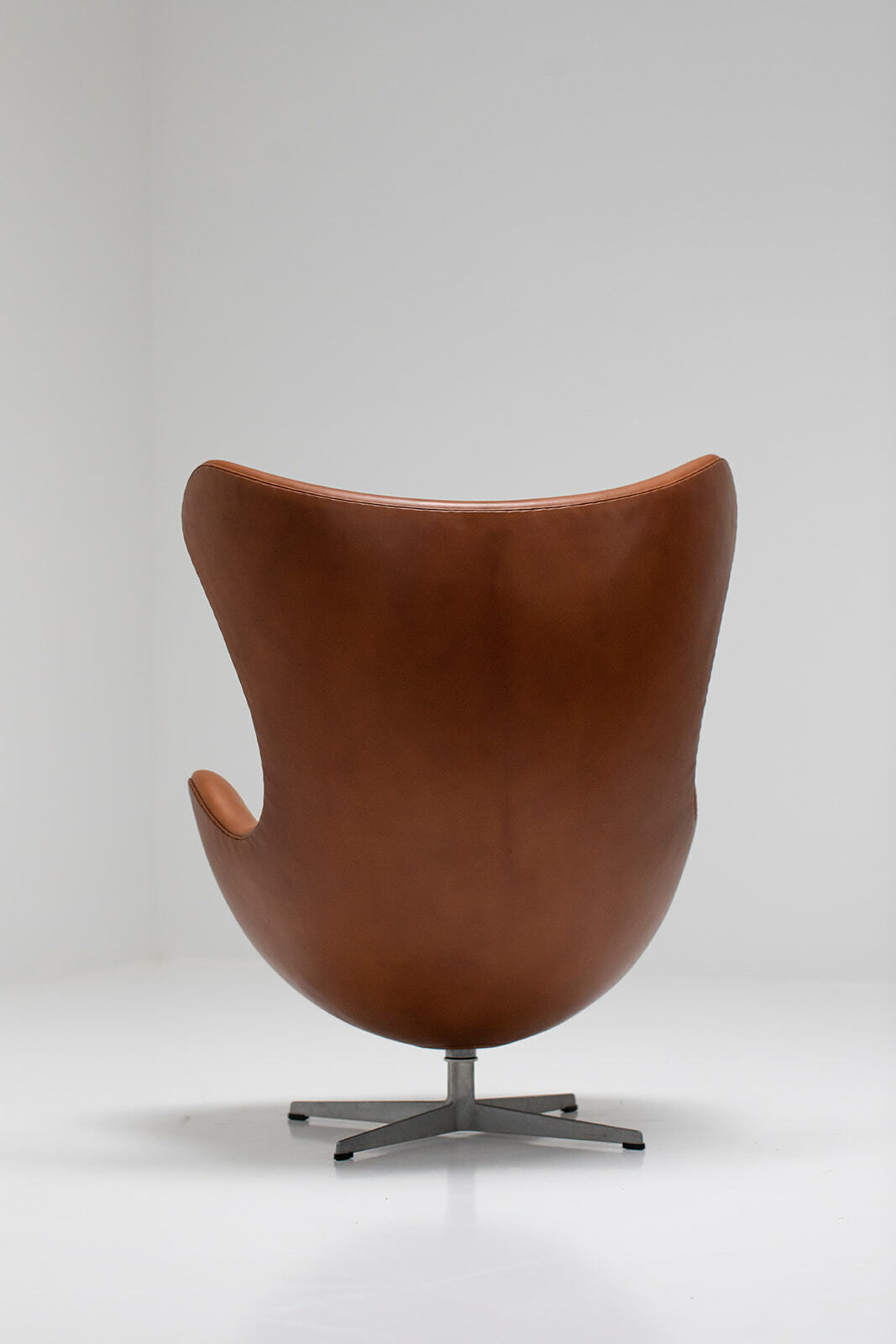 Arne Jacobsen Egg chair and stool